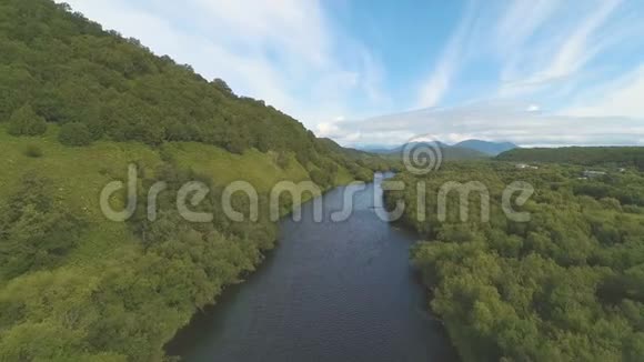 在小山附近的小河上空飞行视频的预览图