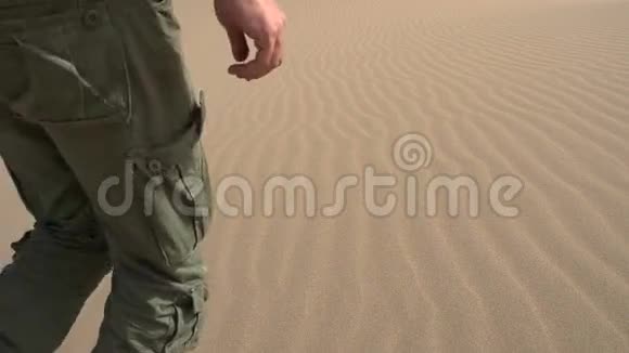 步兵正在沙地上前进视频的预览图