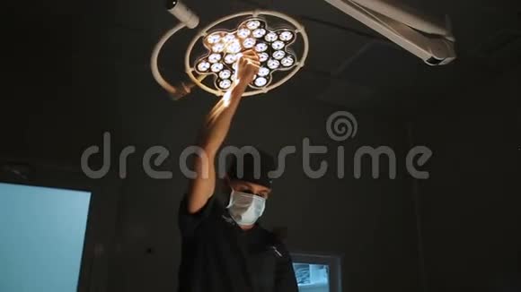 外科医学和人的概念医院手术室面罩调节灯中的外科医生视频的预览图
