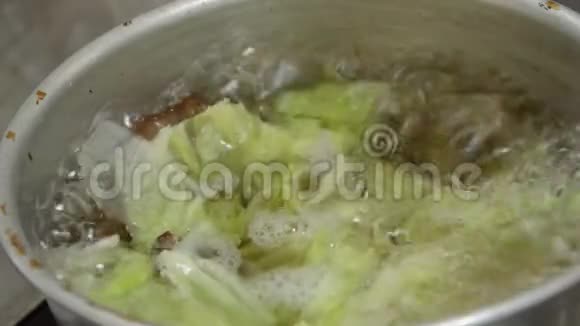 煮好的大白菜汤盛满玻璃面和海藻视频的预览图