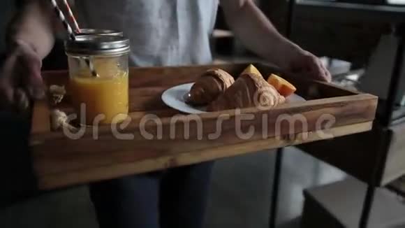 提供美味的木制托盘早餐视频的预览图