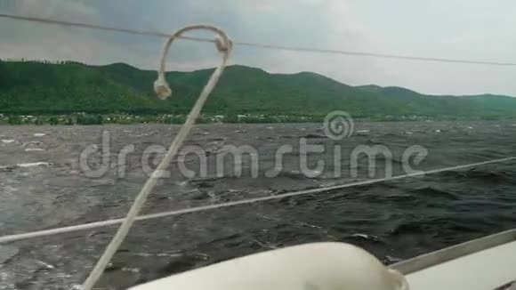 从游艇驾驶舱看水库波涛汹涌的水纺锤直冲镜头镜头视频的预览图