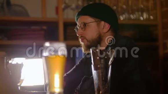 戴眼镜的大胡子在酒吧喝啤酒视频的预览图