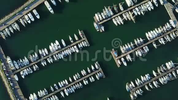 4K乘坐停泊的游艇和船只飞越码头日落时鸟瞰视频的预览图