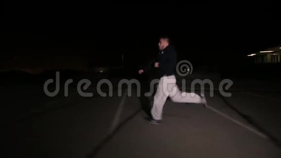 一个人正沿着夜桥奔跑视频的预览图