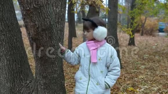 一个小女孩在公园里散步视频的预览图