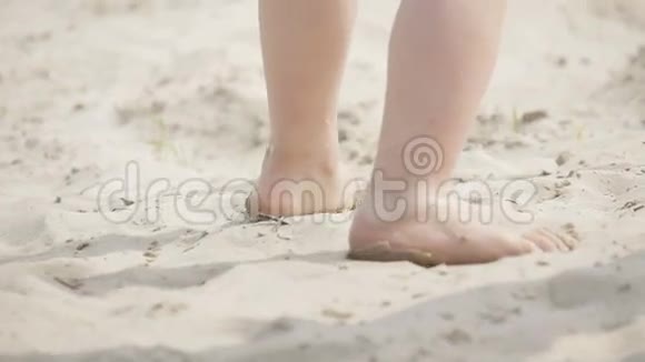 孩子们的腿在沙子上奔跑视频的预览图