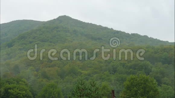 云在雨前出现在山上的时间序列视频的预览图