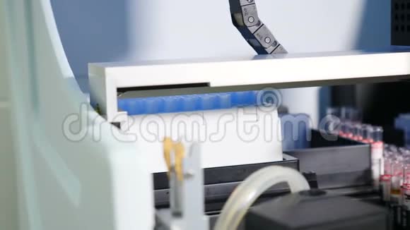 现代制药自动化输送机上装有带血的容器或试管的机器人机械臂视频的预览图