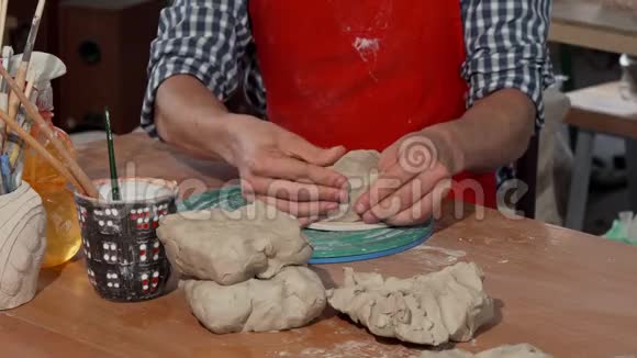 男用陶工在他的车间做陶瓷碗视频的预览图