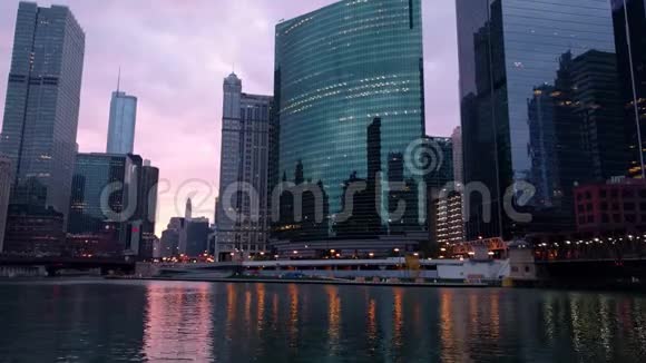 芝加哥河芝加哥市中心黎明日出早晨城市景观视频的预览图