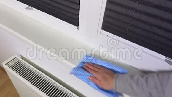 女人打扫窗台视频的预览图