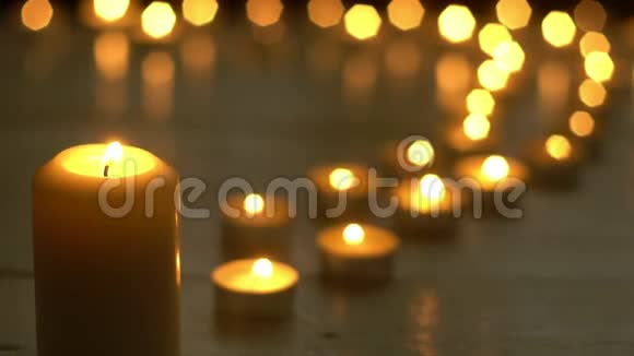 蜡烛燃灯为浪漫主题视频的预览图
