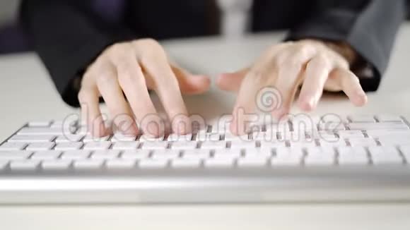办公室里的商务女性在键盘上打字视频的预览图