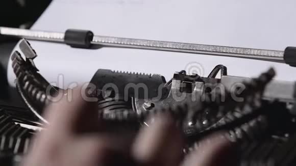 手拍在一台旧打字机的钥匙上视频的预览图