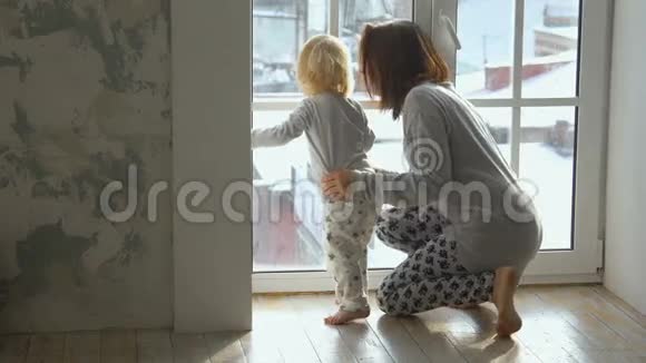 小宝宝和她妈妈望着窗外视频的预览图