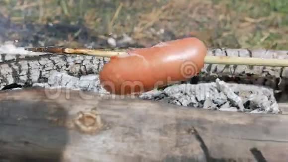 在木炭上烤香肠视频的预览图
