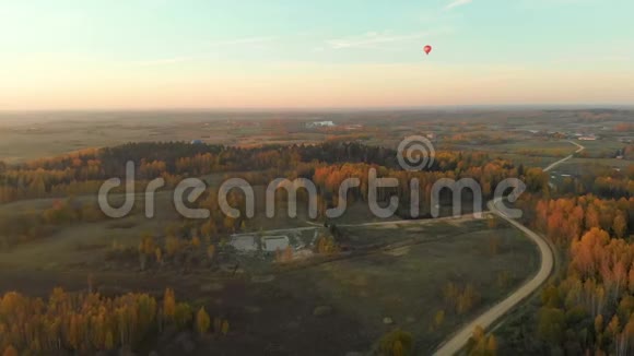 空中景观与彩色热气球飞越森林视频的预览图