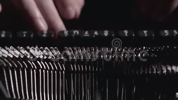 手指在老式打字机上打字视频的预览图