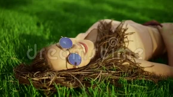 时髦的时髦女孩害怕在公园的草地上放松夏天的生活方式画像上躺着时髦女人视频的预览图