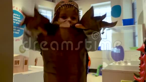 穿着鳄鱼套装的小女孩视频的预览图