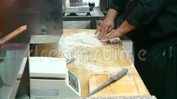 厨师用奶酪和香肠准备披萨视频的预览图