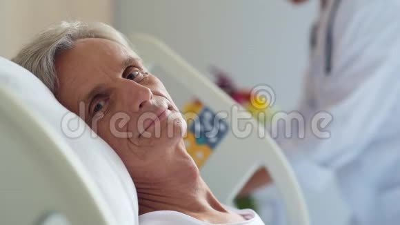 快乐的退休男子躺在病床上视频的预览图
