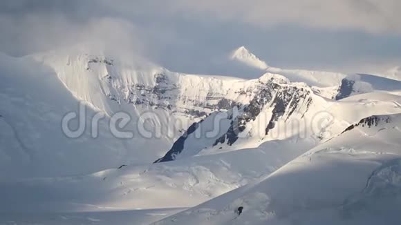 俯瞰覆盖着雪的山顶安德列夫视频的预览图