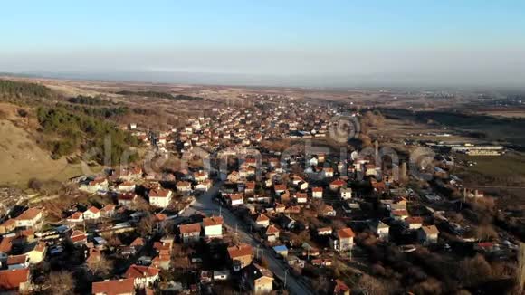 保加利亚小村庄的鸟瞰图视频的预览图