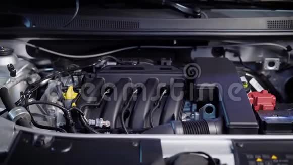 汽车内部的特写镜头发动机从汽车里出来是在汽车修理厂汽车被一个修理工修理视频的预览图