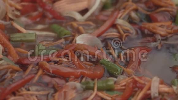 亚洲各种五颜六色的蔬菜正在用煮沸的液体酱汁炖视频的预览图
