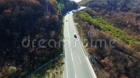 从高速公路到山区的汽车的空中射击视频的预览图