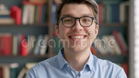 肖像青年学生微笑书架大学视频的预览图