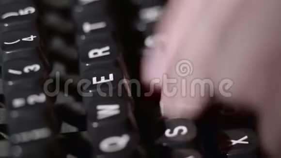 手拍在一台旧打字机的钥匙上视频的预览图