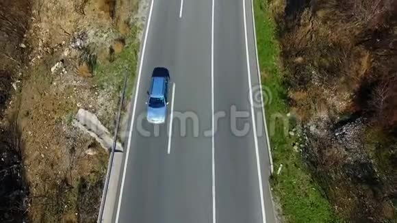 从高速公路到山区的汽车的空中射击视频的预览图
