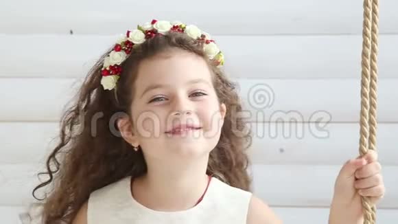 可爱的小女孩在秋千上视频的预览图