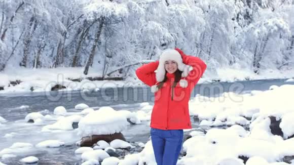 快乐的女人在一条山河附近的冬季景观享受户外是快乐的视频的预览图