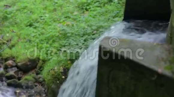 桥下的小瀑布视频的预览图