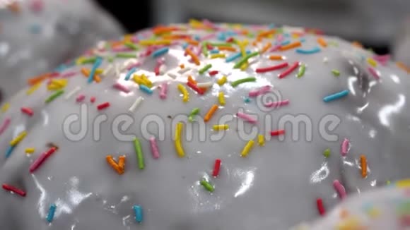 釉面复活节蛋糕的特写库存录像传统的复活节蛋糕上面覆盖着白砂釉装饰着视频的预览图