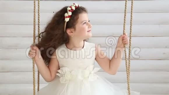 可爱的小女孩在秋千上视频的预览图