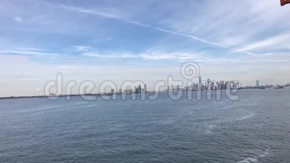 从海上到达纽约曼哈顿从史坦登岛渡轮看纽约曼哈顿的天际线视频的预览图