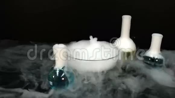 化学反应烧瓶视频的预览图