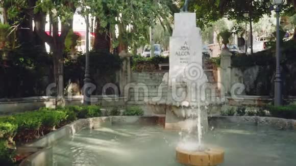 在马略卡棕榈园的一个院子里小喷泉的慢动作视频的预览图
