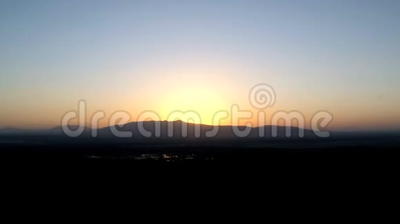 一座山和稀树草原上的日出视频的预览图