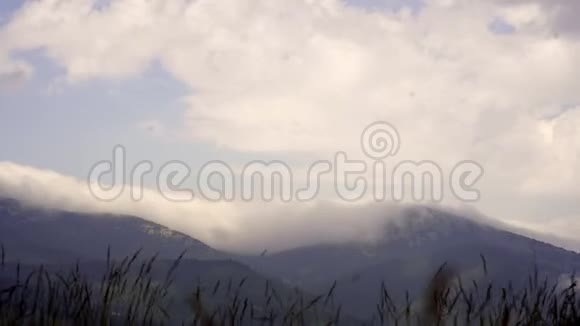 云在山上加速移动乌克兰喀尔巴阡山2017年夏季视频的预览图
