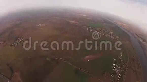 傍晚在城市绿地上空跳伞者在多云的天空中跳伞风景视频的预览图