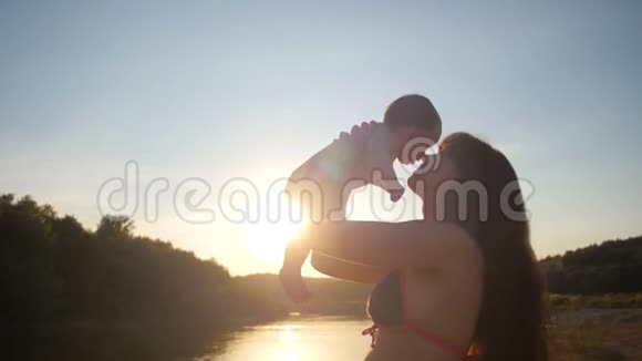 宝宝和妈妈一起在夕阳红下晒太阳慢动作视频的预览图