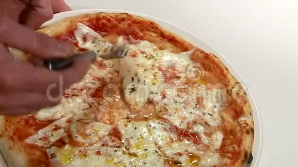 厨师用奶酪和香肠准备披萨视频的预览图
