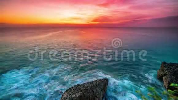 令人难以置信的日落时分俯瞰着印度尼西亚巴厘岛上的海洋和岩石视频的预览图