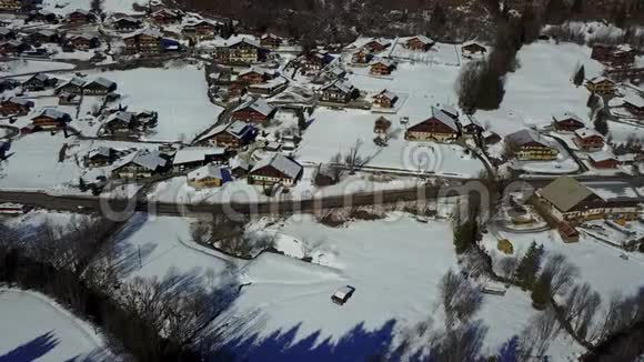 雪下高山牧场的鸟瞰图视频的预览图